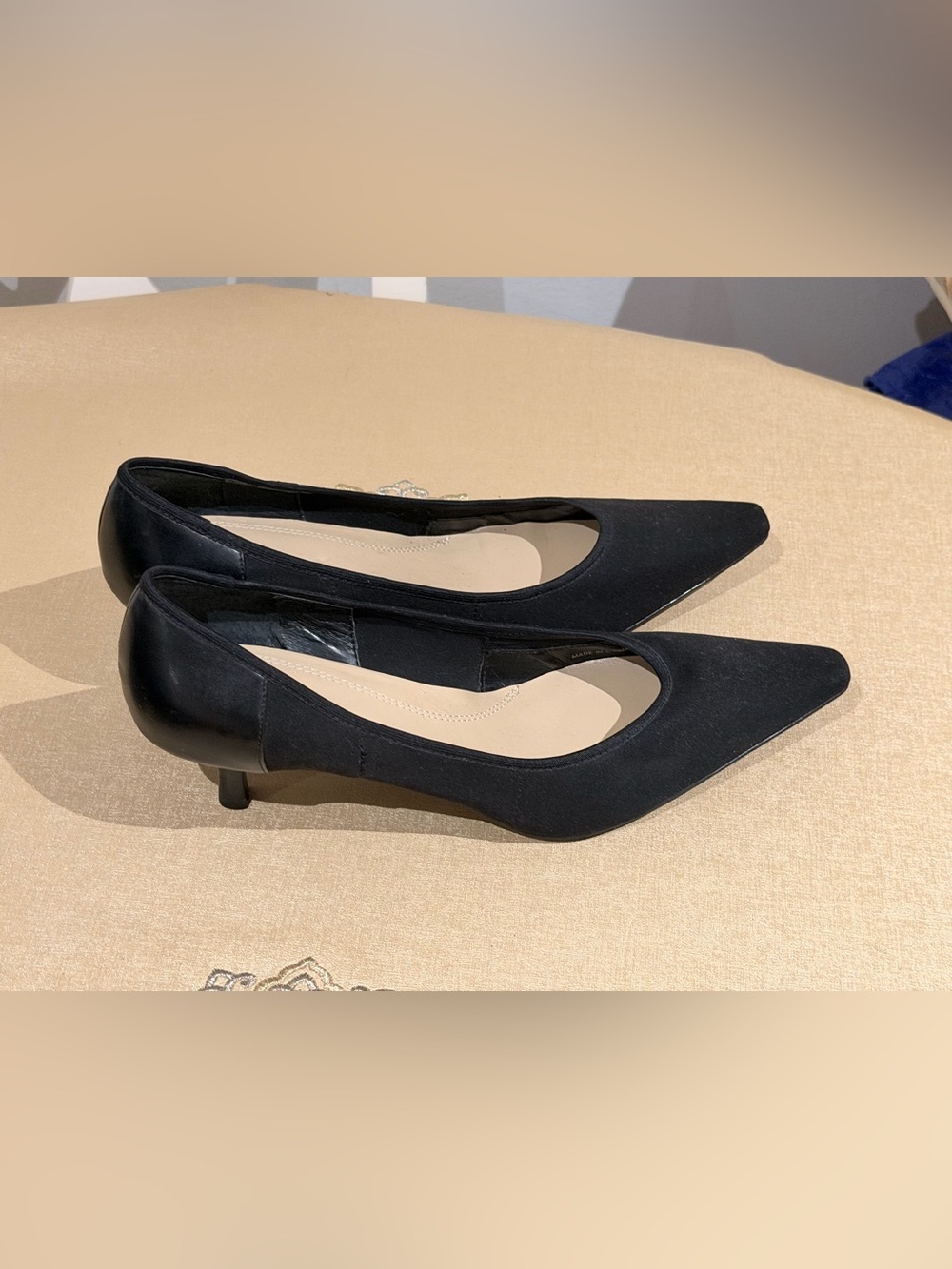 Ellen Tracy Black Pointed-Toe Kitten Heel Pumps
